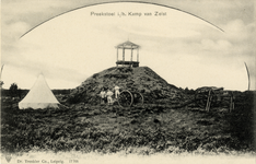 16166 Gezicht op de zogenoemde preekstoel op een heuveltje in het Kamp van Zeist te Zeist; met op de voorgrond een tent ...